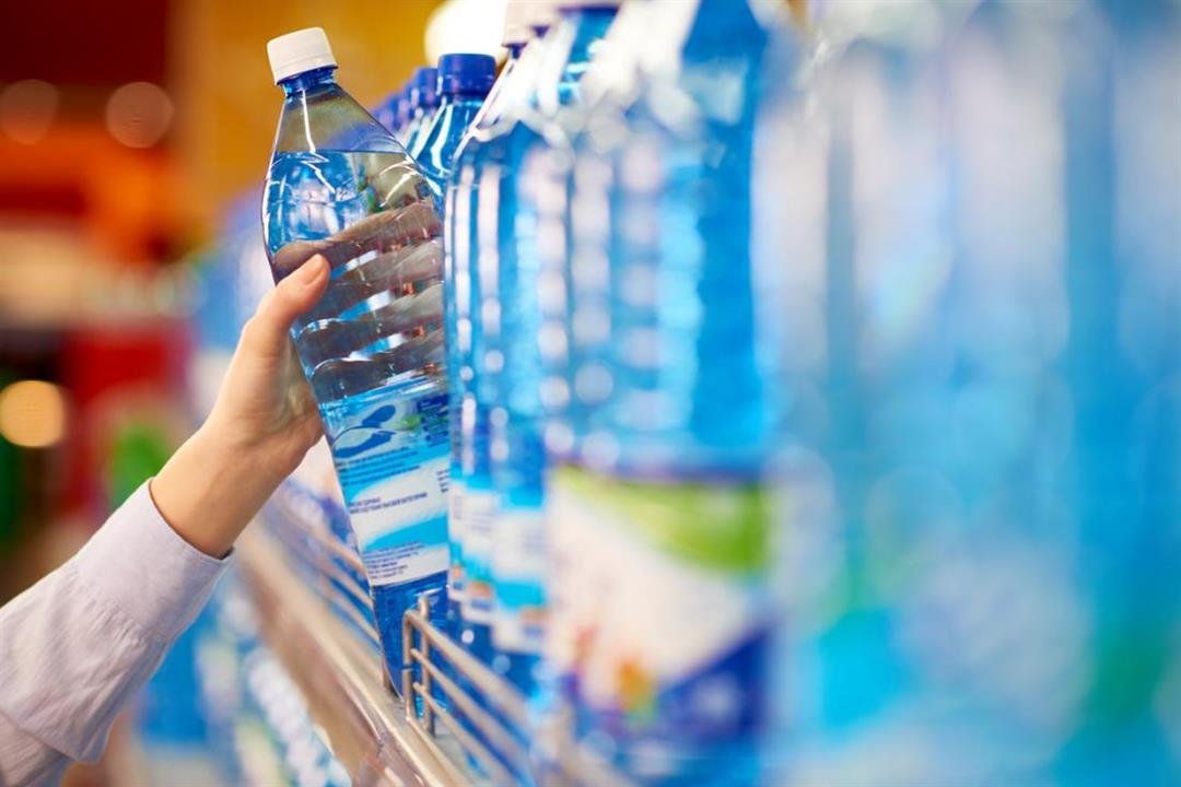بيع المياه يتحول الى تجارة مربحة بسبب ازمة الجفاف والتلوث