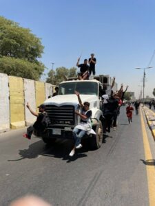 متظاهرون يستولون على عجلة حكومية تابعة الى امانة بغداد