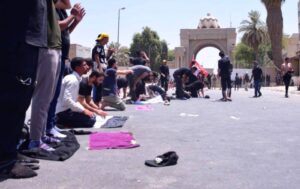 بالصورة.. المتظاهرون يؤدون صلاة الظهر من أمام بوابات الخضراء