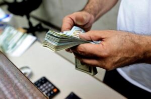 خبراء يرصدون فعاليات مالية تؤدي الى هروب واسع للدولار من العراق الى الخارج