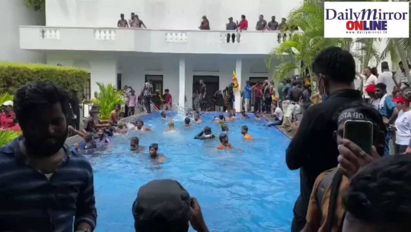 محتجو سريلانكا يلتقطون الصور التذكارية من حمام سباحة الرئيس وسريره