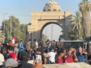متظاهرو الأحزاب يسيطرون على ميدان الاحتجاج.. والمحتجون المستقلون لايستطيعون المجاراة