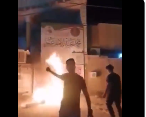 بالفيديو.. متظاهرون يضرمون النار في مكتب النائب عنوز بالنجف