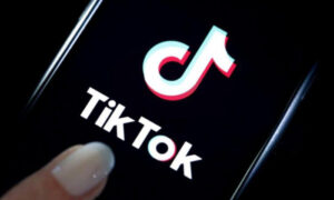 بريطانيا تحظر TikTok على الأجهزة الحكومية