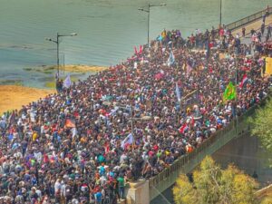 بالصورة.. جسر الجمهورية يزدحم بالمتظاهرين
