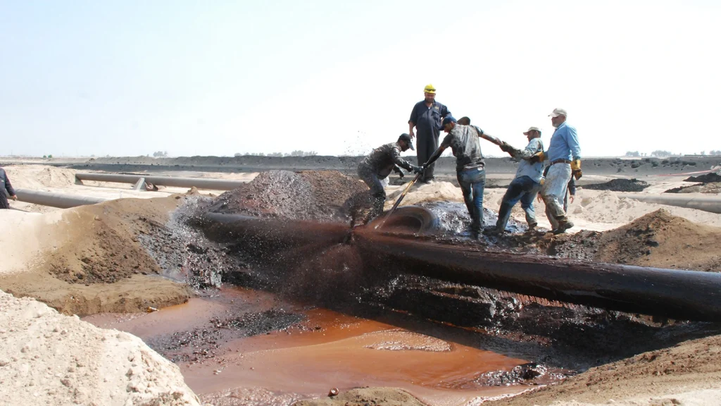 لجنة نيابية: النفط يسرق من الأنابيب الناقلة بعد ثقبها