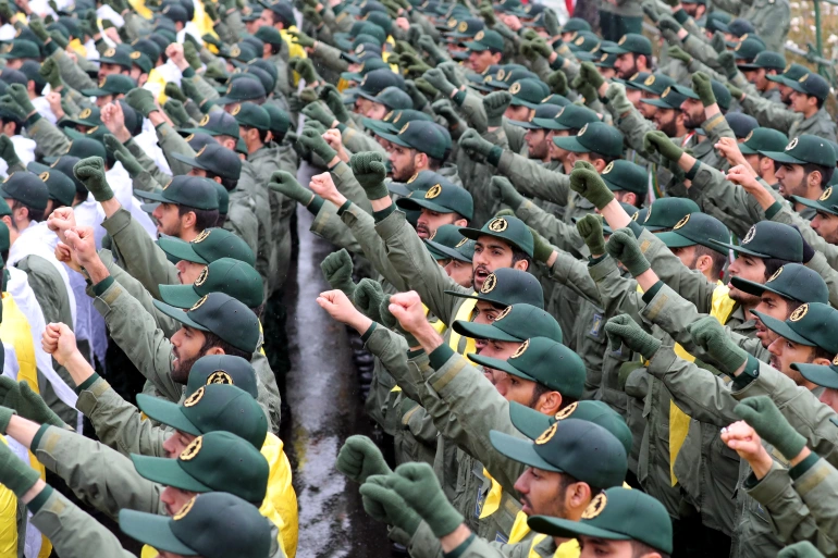 مجهولون يطلقون النار بشكل عشوائي على ضباط الحرس الثوري الإيراني