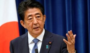 وفاة رئيس الوزراء الياباني السابق شينزو آبي متأثرا بجروحه إثر تعرضه لإطلاق نار