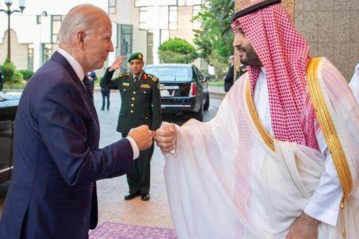 بايدن يصافح محمد بن سلمان بقبضة اليد خلال زيارته للسعودية