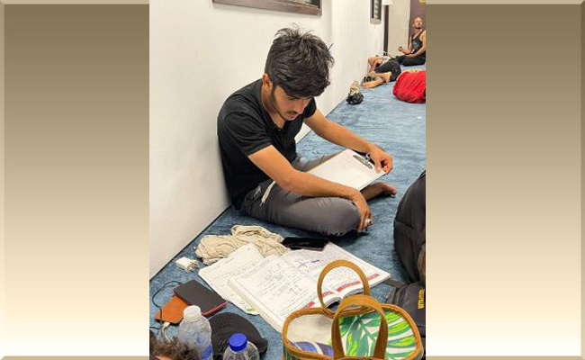 طالب عراقي يذاكر لامتحانات البكالوريا تحت قبة البرلمان