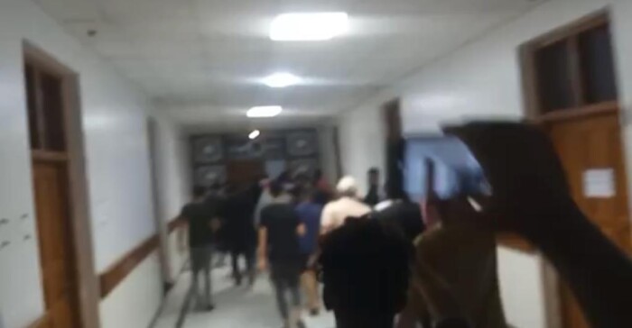 المتظاهرين يسيطرون على مبنى محافظة واسط
