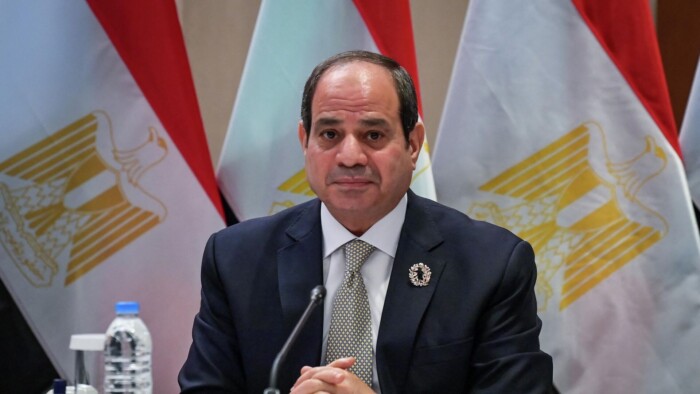 الرئيس المصري يرحب باحتواء الأزمة في العراق
