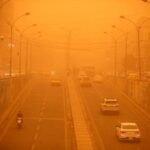 في مهب الريح: العراقي يتنفس الغبار وسط انهيار مشاريع البيئة