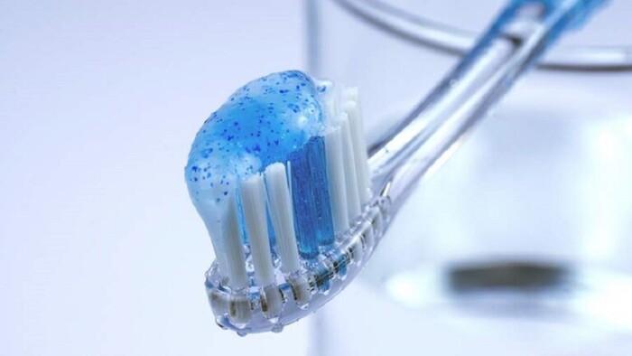 أطباء يحذرون من أضرار معاجين تبييض الأسنان