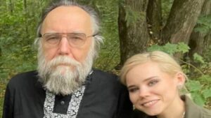 السياسي الروسي دوغين ينقل إلى المستشفى بعد مقتل ابنته في انفجار غامض