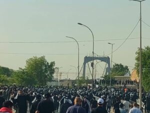 بالفيديو.. استمرار توافد متظاهري دعم الشرعية إلى الجسر المعلق