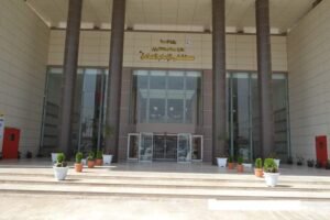 طفل يفارق الحياة بعد تعرضه للتعذيب بالنار في بابل.. والشرطة تعتقل الام