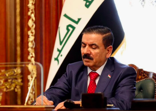 وزير الدفاع العراقي يطلب من قادة الجيش الابتعاد عن  السياسة