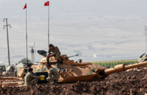 رشقة صاروخية ثقيلة تدك قاعدة زليكان التركية في الموصل