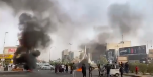 أنصار التيار الصدري يحرقون الإطارات في شوارع البصرة وسط صمت القوات الامنية