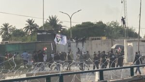 بالفيديو.. المتظاهرون يجتازون الحاجز الثاني قرب الجسر المعلق