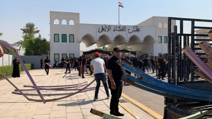 بالصور.. معتصمو التيار يباشرون بنصب الخيم أمام مجلس القضاء