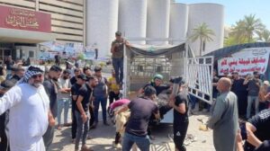 خشان يهاجم معتصمي الخضراء: منشغلون بالولائم في البرلمان