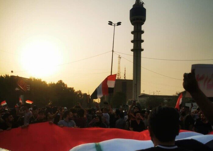 متظاهرون يصعدون  في ساحة النسور في بغداد