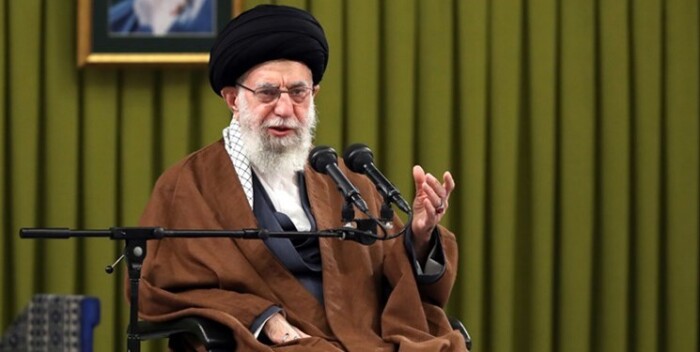 قائد الثورة الاسلامية بايران يحدد الجهات التي دفعت صدام الى شن الحرب
