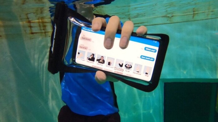 أول تطبيق للمراسلة تحت الماء
