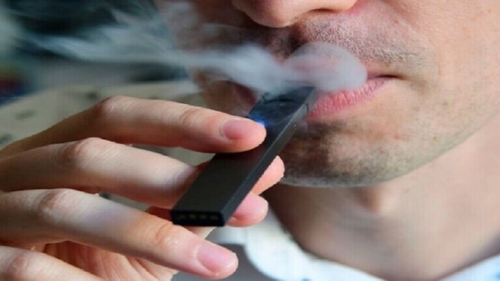السجائر الإلكترونية تتسبب بضيق التنفس وآلام في الصدر