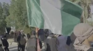 حشد غاضب في نيجيريا يحرق امرأة حتى الموت بتهمة إهانة النبي محمد