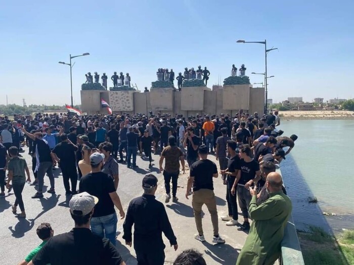 صورة للمتظاهرين على جسر الجمهورية حيث تتواجد السواتر الأمنية