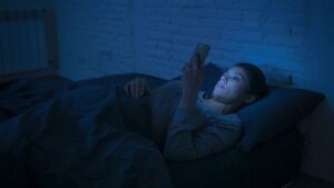 دراسة: التعرّض للضوء الأزرق في الهواتف يسبب البلوغ المبكر
