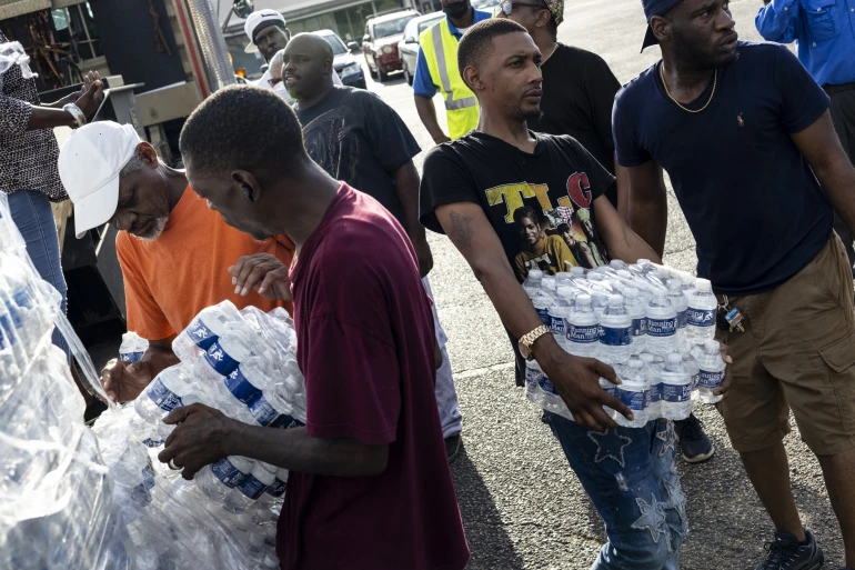 مواطنون يقفون في طوابير طويلة للحصول على مياه الشرب بمدينة جاكسون الامريكية