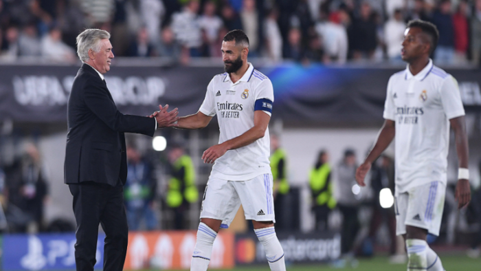 أنشيلوتي يستبعد بنزيما من قائمة ريال مدريد لمواجهة خيتافي