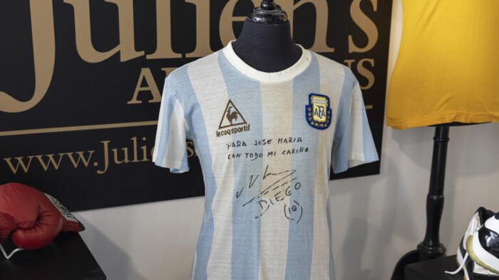 قميص مارادونا يعود للأرجنتين