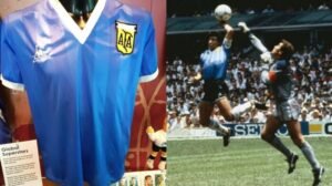 قميص مارادونا الشهير يعرض في قطر خلال كأس العالم