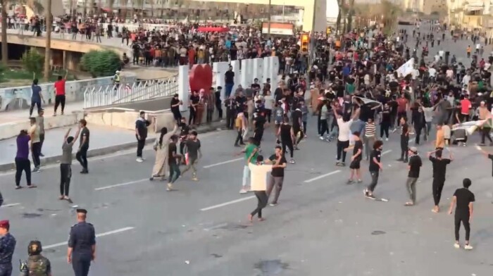 شاهد.. الهدوء يسيطر على ساحة التحرير وسط تجمع المتظاهرين والقوات الأمنية