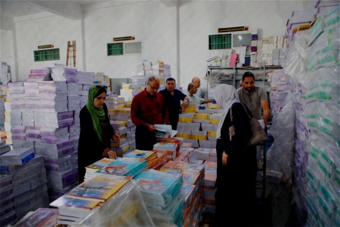 متطوعون يوزعون كتب مستخدمة للطلبة ببغداد لعدم توفرها في المدارس