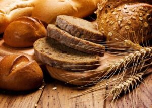 تناول الخبز على معدة فارغة يسبب الانتفاخ وزيادة الوزن