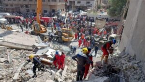 الدفاع المدني ينقذ 13 مدنيا من حادثه انهيار مبنى بالكرادة والبحث مستمر