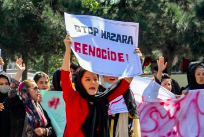 أفغانيات يتظاهرن ضد إبادة الهزارة بعد سقوط 35 قتيلا بتفجير في كابول