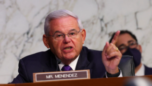 سناتور أمريكي يدعو الى تجميد التعاون مع السعودية ويتهمها بتمويل الحرب الروسية على أوكرانيا