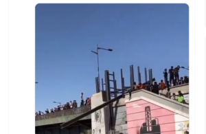 بالفيديو.. إزالة الحاجز الحديدي عند مدخل جسر الجمهورية