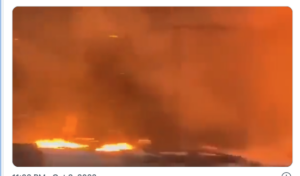 بالفيديو..  متظاهرون يحرقون واجهة مبنى محافظة ذي قار