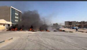 تظاهرات وحرق الإطارات المشتعلة قرب مجسر الثورة في بابل
