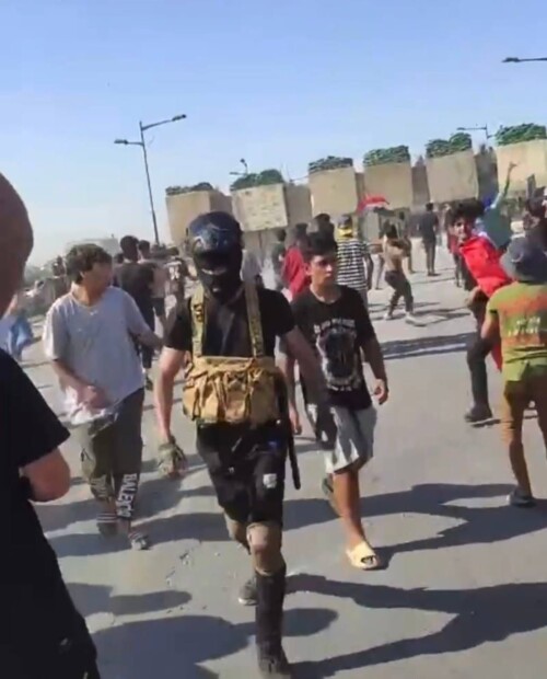 متظاهرون بتجهيزات عسكرية على جسر الجمهورية