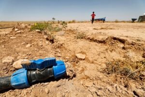 مزارعو العراق يحفرون الآبار المكلفة ماليا بعد اجتياح الجفاف الأراضي الواسعة