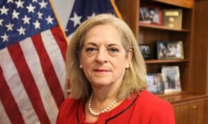 اللقاءات الكثيرة للسفيرة الامريكية ببغداد مع الشخصيات والوزراء.. تثير جدل العراقيين